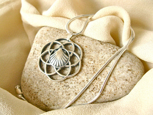 Flor del Camino necklace for Adventurers