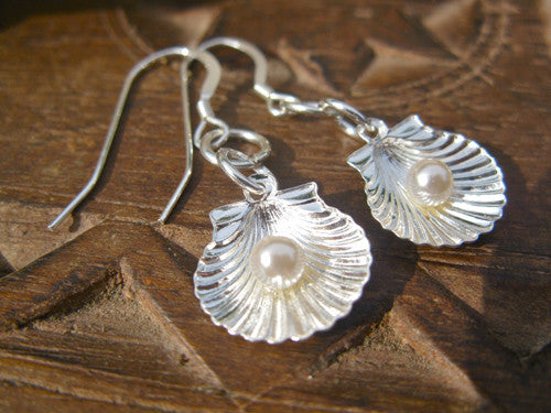 Santiago scallop shell earrings - pearl