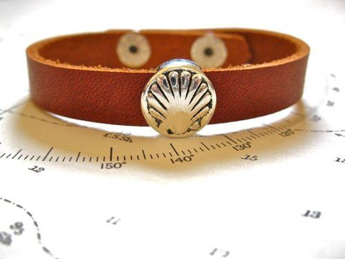 Concha scallop shell bracelet - leather
