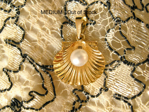 Gold Camino de Santiago scallop shell necklace with pearl