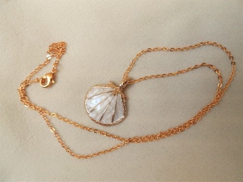 Camino memento necklace ivory and gold