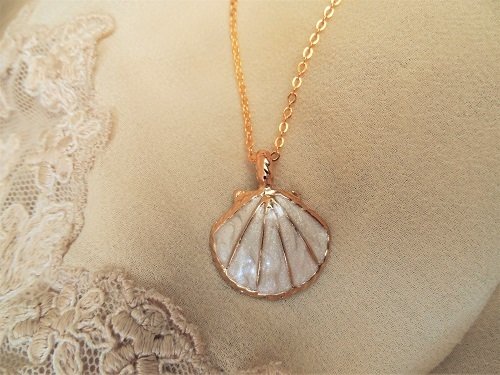 Camino memento necklace ivory and gold