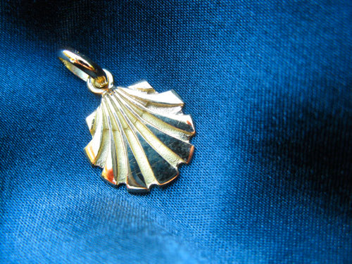 Camino de Santiago shell necklace / pendant ~ classic 18ct gold