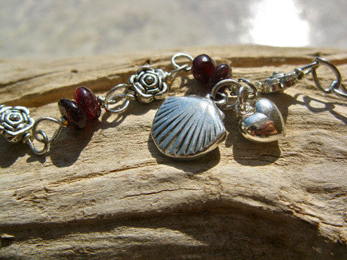Concha scallop shell charm bracelet + Garnet + Heart