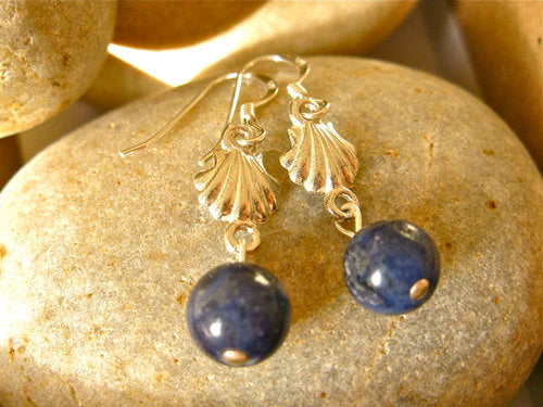 Scallop shells earrings with sodalite - for travellers